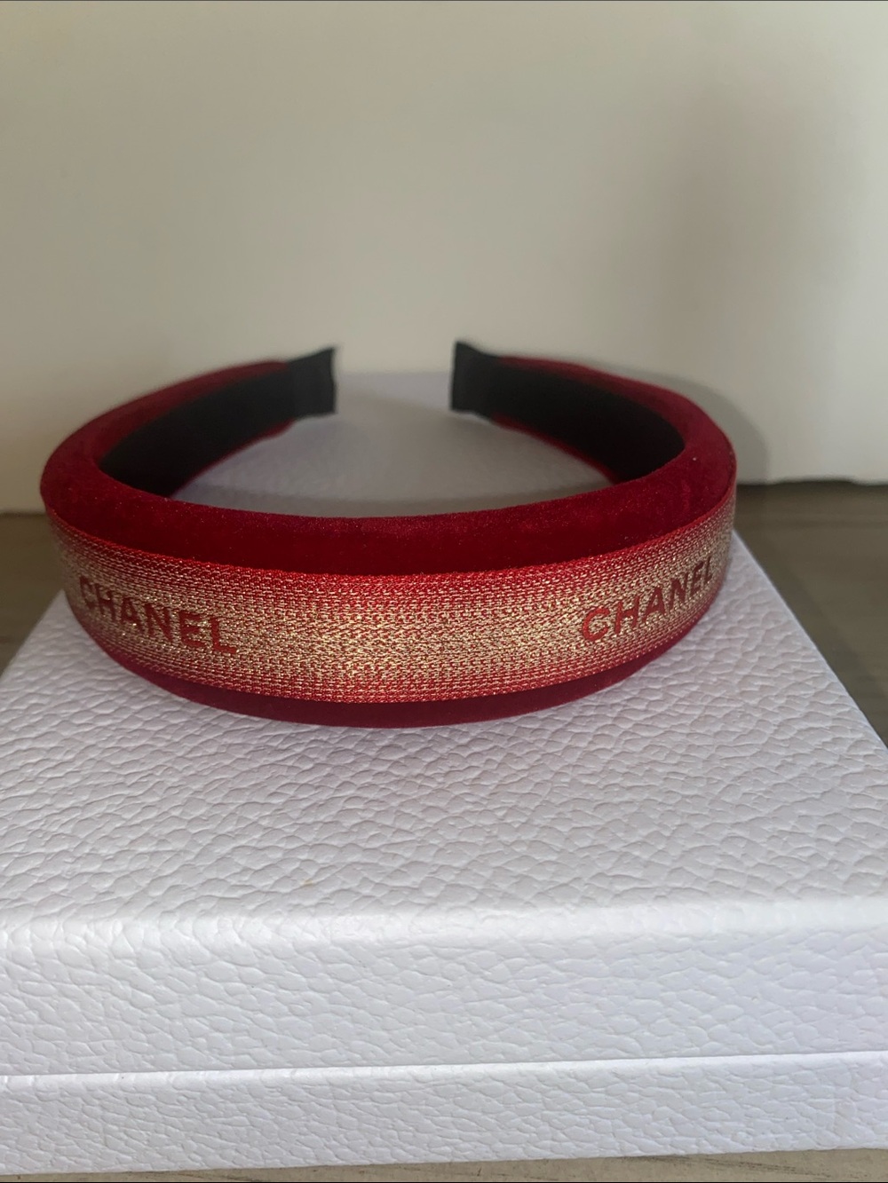 CHANEL Red Ribbon - Picture 3 of 11